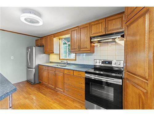 5648 Royal Manor Drive, Niagara Falls, ON - Indoor Photo Showing Kitchen With Double Sink