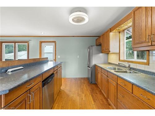 5648 Royal Manor Drive, Niagara Falls, ON - Indoor Photo Showing Kitchen With Double Sink