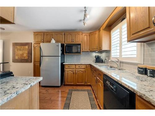 1515 Haist Street, Fonthill, ON - Indoor Photo Showing Kitchen With Double Sink