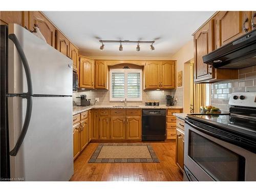 1515 Haist Street, Fonthill, ON - Indoor Photo Showing Kitchen With Stainless Steel Kitchen