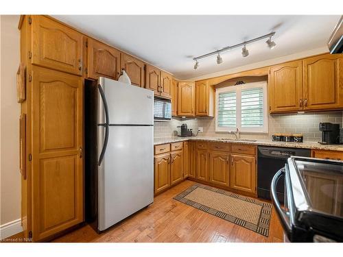 1515 Haist Street, Fonthill, ON - Indoor Photo Showing Kitchen