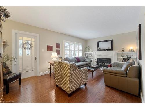 1515 Haist Street, Fonthill, ON - Indoor Photo Showing Living Room With Fireplace