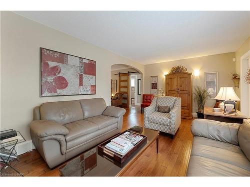 1515 Haist Street, Fonthill, ON - Indoor Photo Showing Living Room