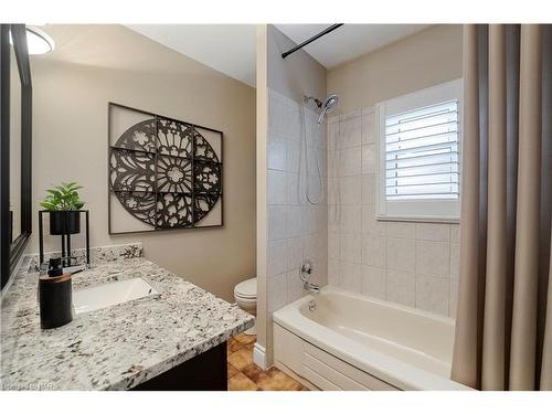 1515 Haist Street, Fonthill, ON - Indoor Photo Showing Bathroom