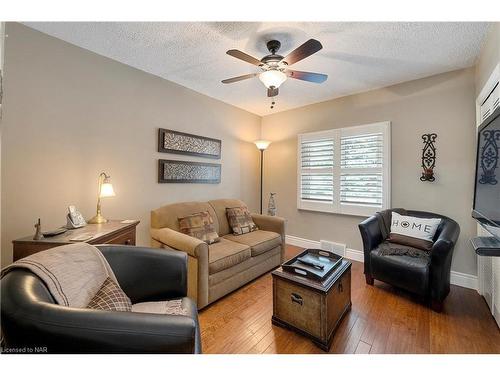 1515 Haist Street, Fonthill, ON - Indoor Photo Showing Living Room