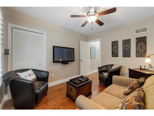 1515 Haist Street, Fonthill, ON - Indoor Photo Showing Living Room