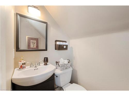 1515 Haist Street, Fonthill, ON - Indoor Photo Showing Bathroom