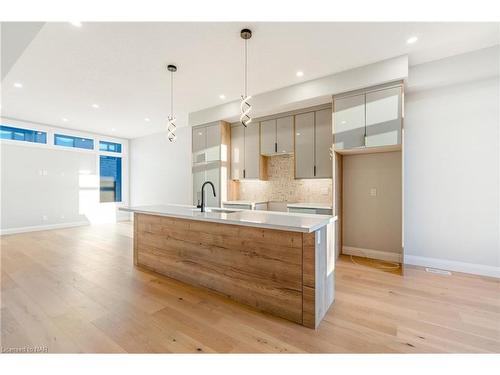 35 Wellspring Way, Pelham, ON - Indoor Photo Showing Kitchen With Upgraded Kitchen