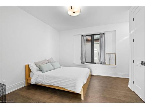 6374 Lucia Drive, Niagara Falls, ON - Indoor Photo Showing Bedroom