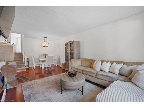 7086 Briarwood Avenue, Niagara Falls, ON - Indoor Photo Showing Living Room