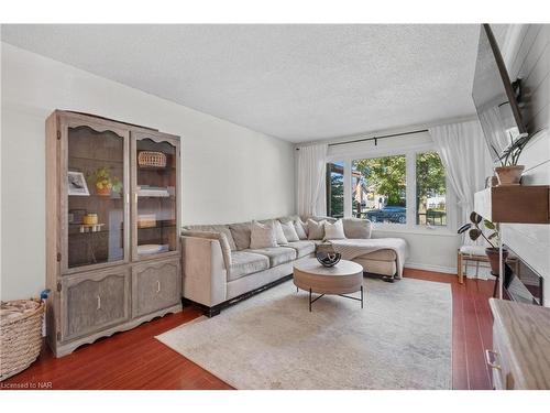 7086 Briarwood Avenue, Niagara Falls, ON - Indoor Photo Showing Living Room