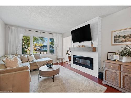 7086 Briarwood Avenue, Niagara Falls, ON - Indoor Photo Showing Living Room With Fireplace