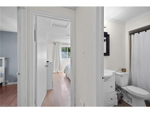 7086 Briarwood Avenue, Niagara Falls, ON - Indoor Photo Showing Bathroom