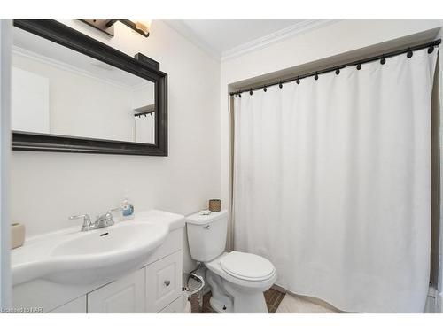 7086 Briarwood Avenue, Niagara Falls, ON - Indoor Photo Showing Bathroom