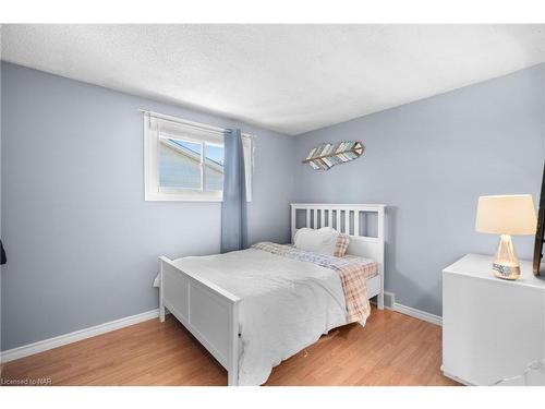 7086 Briarwood Avenue, Niagara Falls, ON - Indoor Photo Showing Bedroom