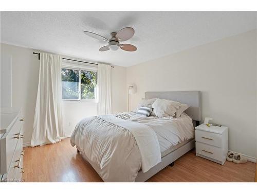 7086 Briarwood Avenue, Niagara Falls, ON - Indoor Photo Showing Bedroom