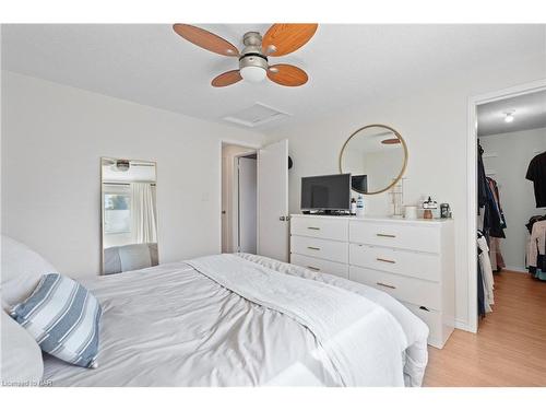 7086 Briarwood Avenue, Niagara Falls, ON - Indoor Photo Showing Bedroom