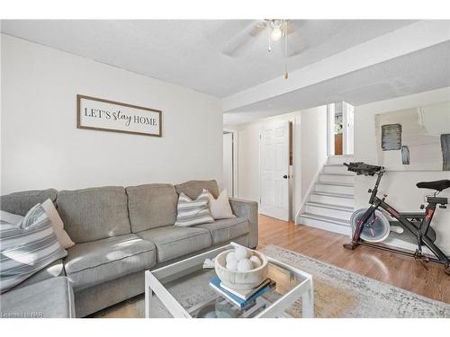 7086 Briarwood Avenue, Niagara Falls, ON - Indoor Photo Showing Living Room