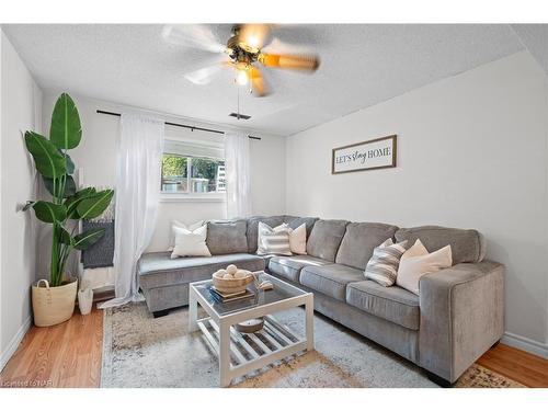 7086 Briarwood Avenue, Niagara Falls, ON - Indoor Photo Showing Living Room