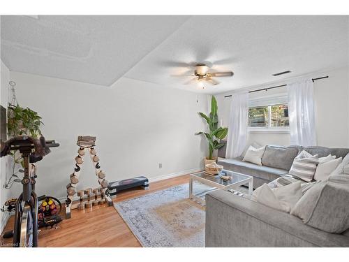 7086 Briarwood Avenue, Niagara Falls, ON - Indoor Photo Showing Living Room