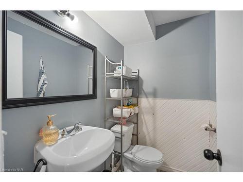 7086 Briarwood Avenue, Niagara Falls, ON - Indoor Photo Showing Bathroom