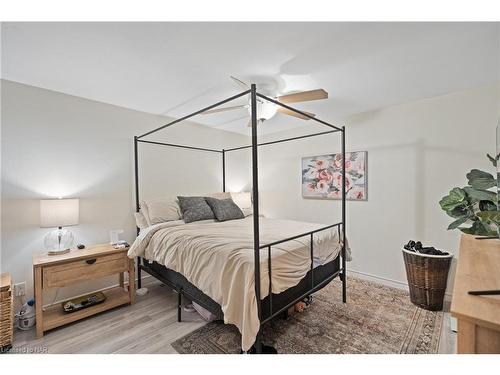 7086 Briarwood Avenue, Niagara Falls, ON - Indoor Photo Showing Bedroom