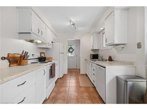 7086 Briarwood Avenue, Niagara Falls, ON - Indoor Photo Showing Kitchen