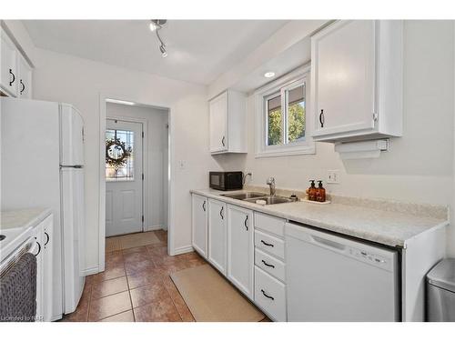 7086 Briarwood Avenue, Niagara Falls, ON - Indoor Photo Showing Kitchen With Double Sink