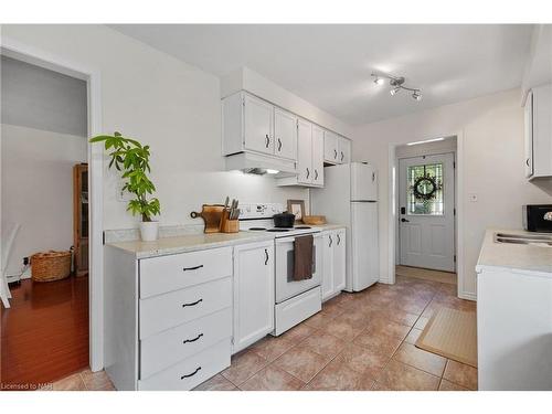 7086 Briarwood Avenue, Niagara Falls, ON - Indoor Photo Showing Kitchen