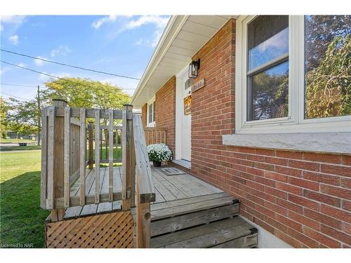 7488 Wanless Street, Niagara Falls, ON - Outdoor With Exterior