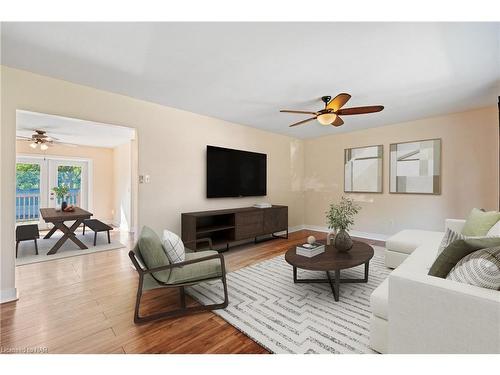 7488 Wanless Street, Niagara Falls, ON - Indoor Photo Showing Living Room