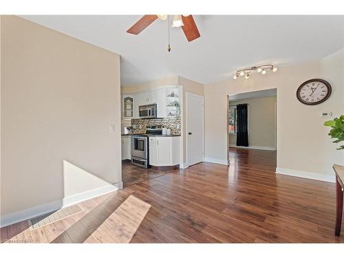 7488 Wanless Street, Niagara Falls, ON - Indoor Photo Showing Kitchen