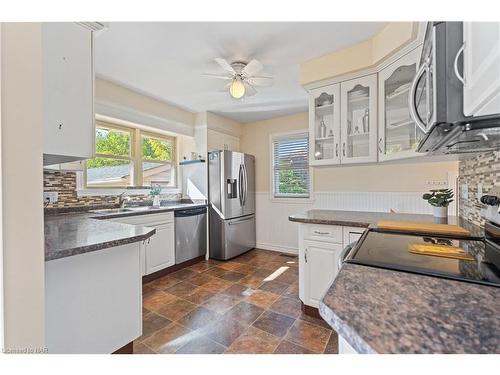 7488 Wanless Street, Niagara Falls, ON - Indoor Photo Showing Kitchen With Double Sink