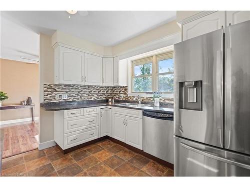 7488 Wanless Street, Niagara Falls, ON - Indoor Photo Showing Kitchen With Double Sink