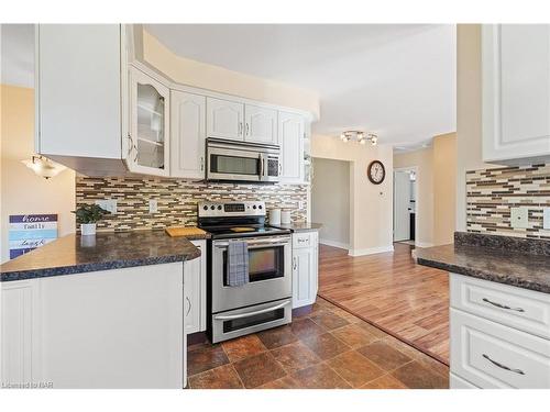 7488 Wanless Street, Niagara Falls, ON - Indoor Photo Showing Kitchen