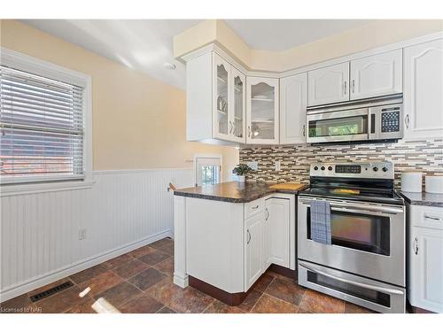 7488 Wanless Street, Niagara Falls, ON - Indoor Photo Showing Kitchen With Upgraded Kitchen