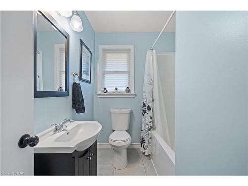 7488 Wanless Street, Niagara Falls, ON - Indoor Photo Showing Bathroom