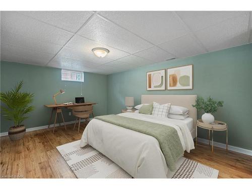 7488 Wanless Street, Niagara Falls, ON - Indoor Photo Showing Bedroom