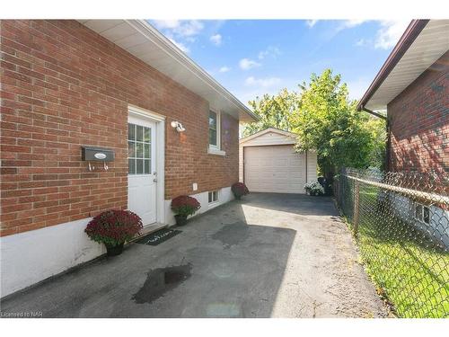 7488 Wanless Street, Niagara Falls, ON - Outdoor With Exterior