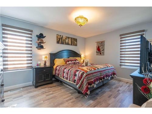 1291 Niagara Parkway, Fort Erie, ON - Indoor Photo Showing Bedroom