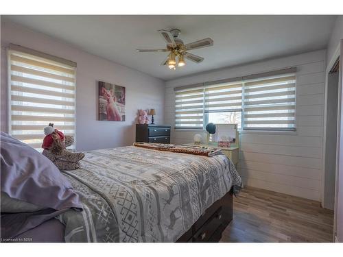 1291 Niagara Parkway, Fort Erie, ON - Indoor Photo Showing Bedroom