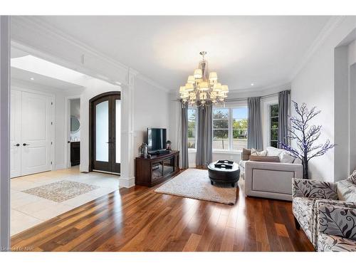 8829 Joseph Court, Niagara Falls, ON - Indoor Photo Showing Living Room