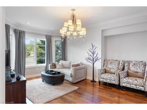 8829 Joseph Court, Niagara Falls, ON - Indoor Photo Showing Living Room