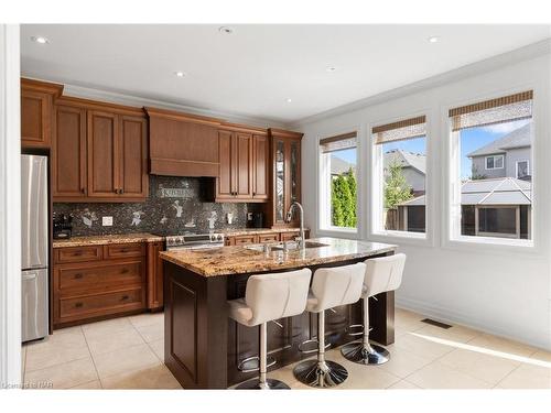 8829 Joseph Court, Niagara Falls, ON - Indoor Photo Showing Kitchen