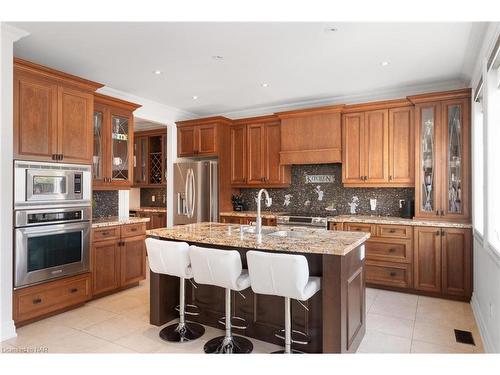 8829 Joseph Court, Niagara Falls, ON - Indoor Photo Showing Kitchen With Upgraded Kitchen