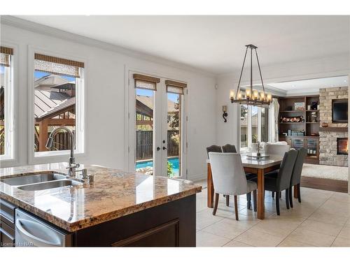 8829 Joseph Court, Niagara Falls, ON - Indoor Photo Showing Dining Room