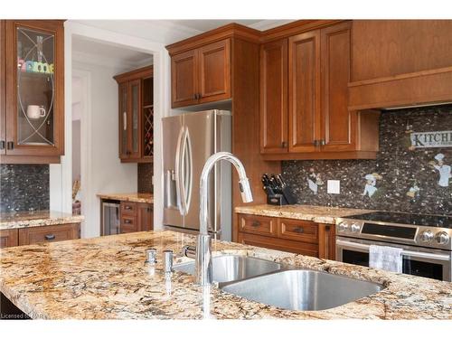 8829 Joseph Court, Niagara Falls, ON - Indoor Photo Showing Kitchen With Double Sink With Upgraded Kitchen