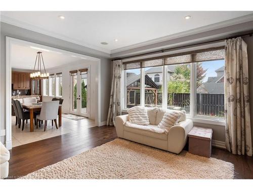 8829 Joseph Court, Niagara Falls, ON - Indoor Photo Showing Living Room