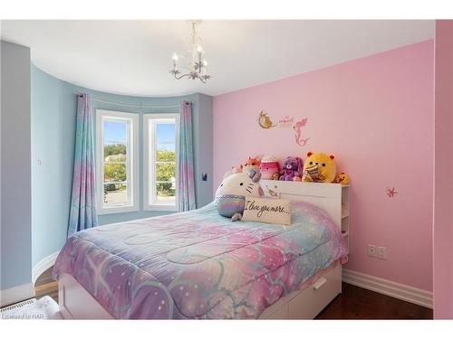 8829 Joseph Court, Niagara Falls, ON - Indoor Photo Showing Bedroom