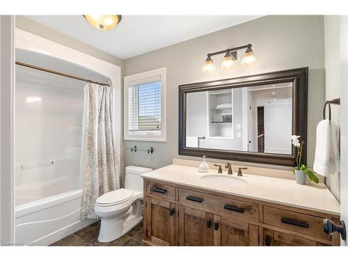 8829 Joseph Court, Niagara Falls, ON - Indoor Photo Showing Bathroom